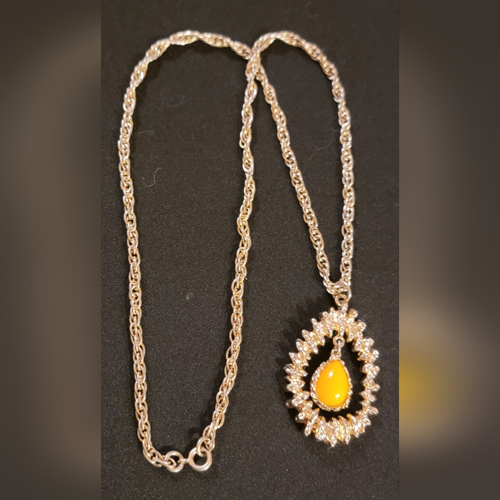 Sarah Coventry Honeycomb Tear Drop Pendant Necklace 70's Vintage 24" Chain